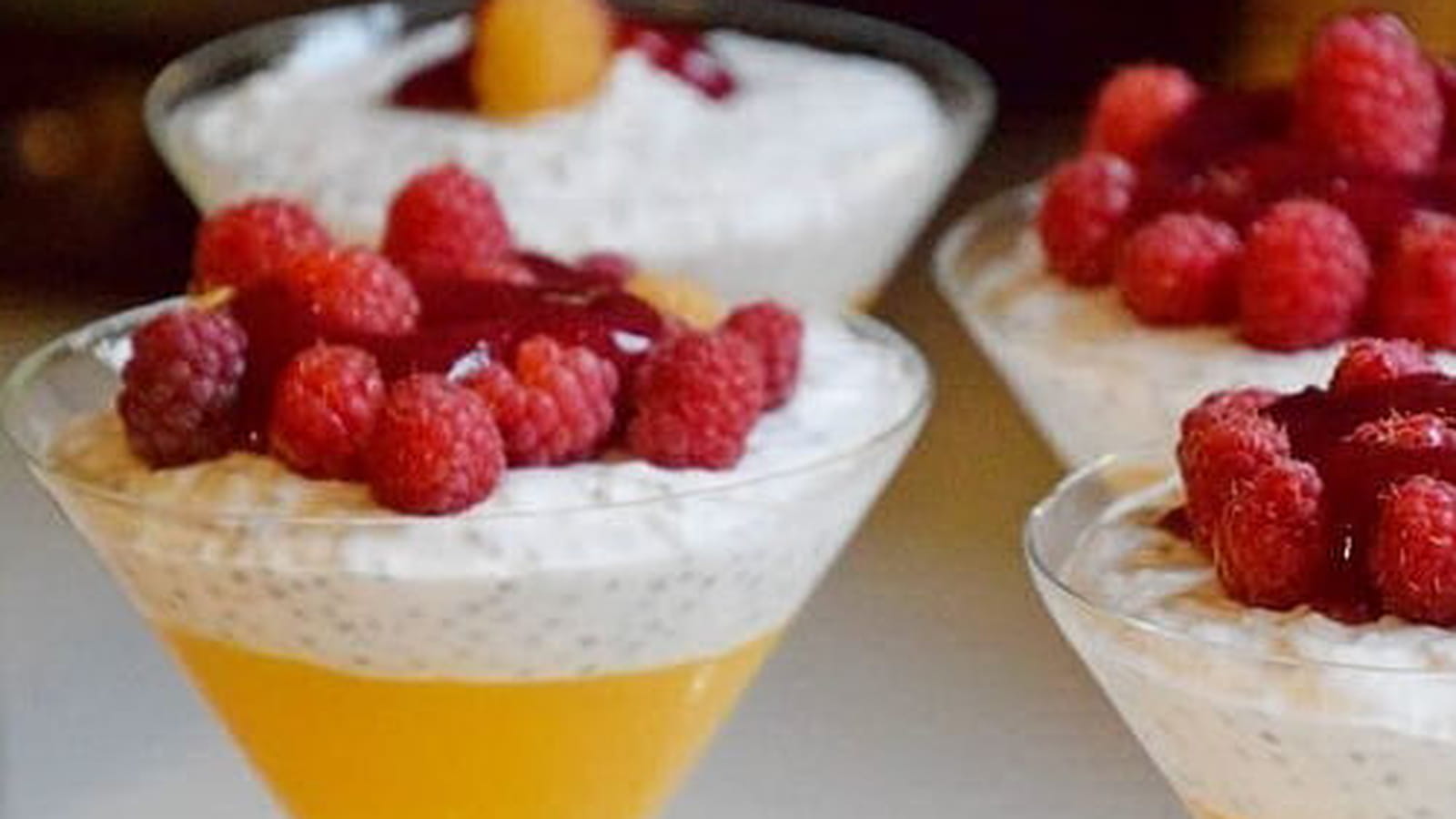 Graines de chia parfumées au lait de coco, mangue et framboises