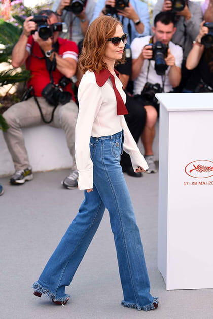 Isabelle Huppert en jean taille haute et chemisier blousant