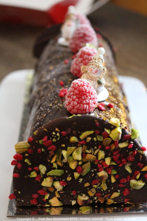Bûche mousse au chocolat et insert framboises