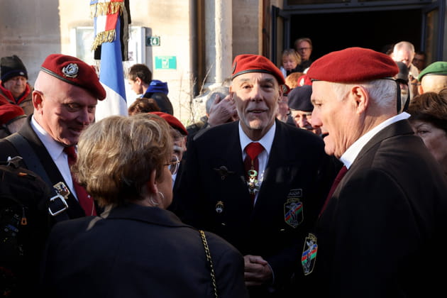 Une foule d'anonymes rend hommage à Guy Marchand