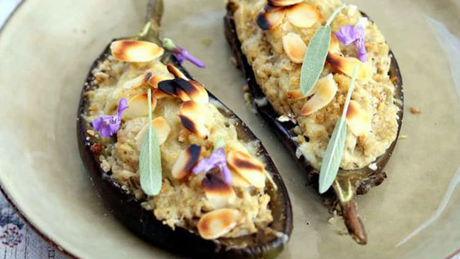 Aubergines farcies au poulet, sauge fraîche et son croustillant d'amandes