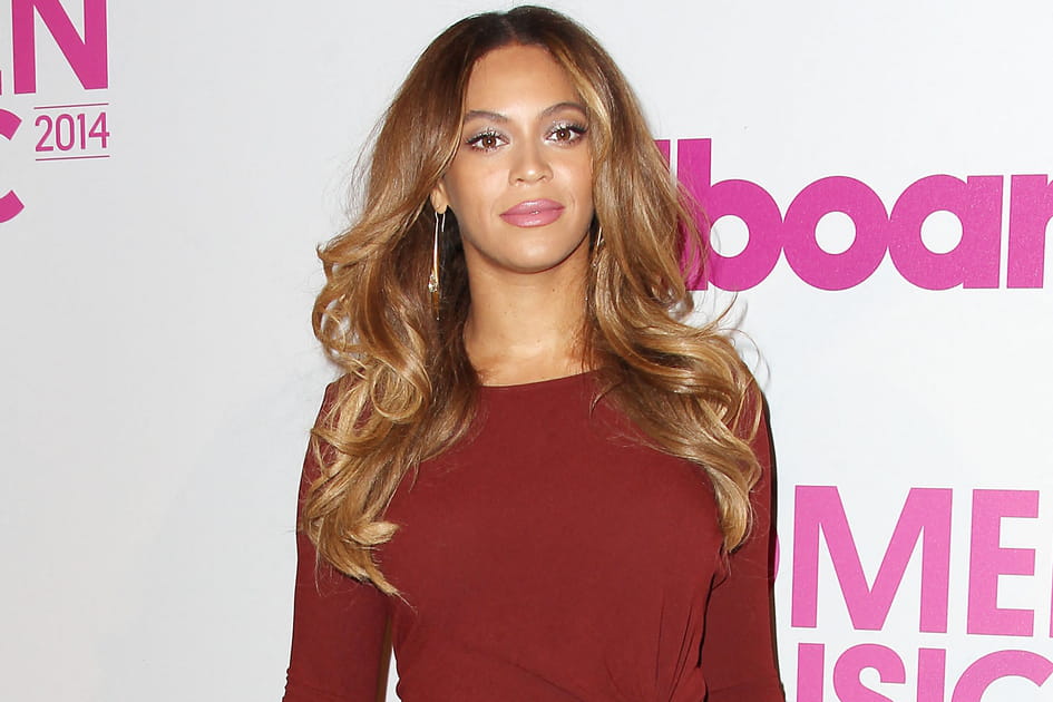 Beyonc&eacute;, lumineuse avec sa coupe papillon caramel
