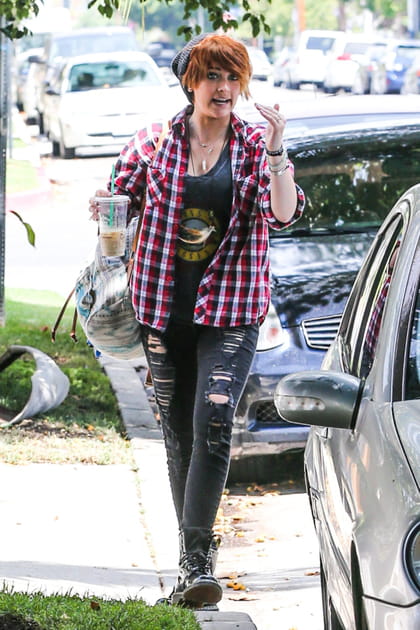 Paris Jackson en chemise rouge &agrave; carreaux et pantalon trou&eacute;