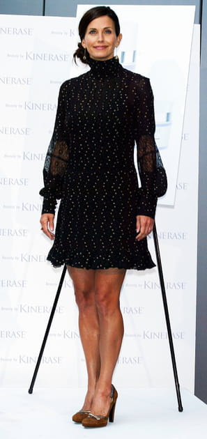 Courteney Cox en robe noire babydoll et escarpins