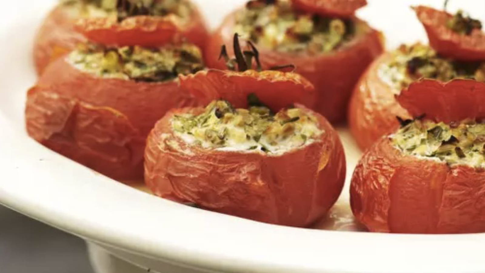 Tomates farcies au fromage frais, aux noisettes et aux fines herbes
