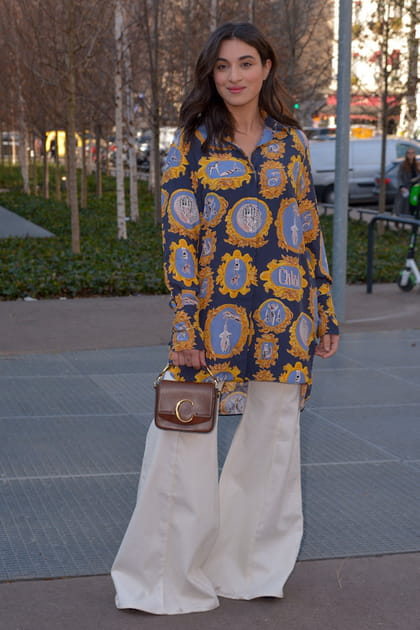 Camélia Jordana en pantalon large et chemise à motifs