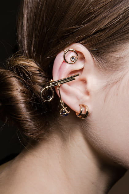 Les bijoux d'oreilles du d&eacute;fil&eacute; Christian Dior