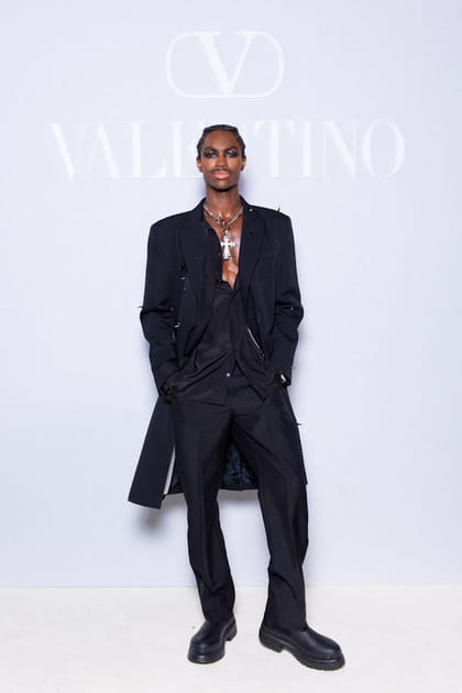 Alton Mason en chemise noire ouverte et bottes en cuir au d&eacute;fil&eacute; Valentino