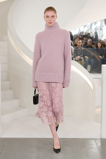 Jupe en dentelle rose et pull &agrave; col roul&eacute; aper&ccedil;us&nbsp;sur le d&eacute;fil&eacute; Michael Kors