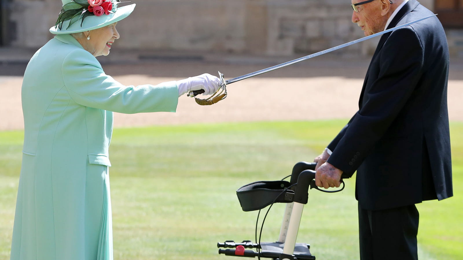 Elisabeth II et  Tom Moore