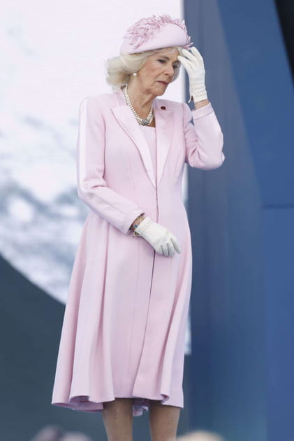 Camilla Parker-Bowles en robe et manteau rose pastel
