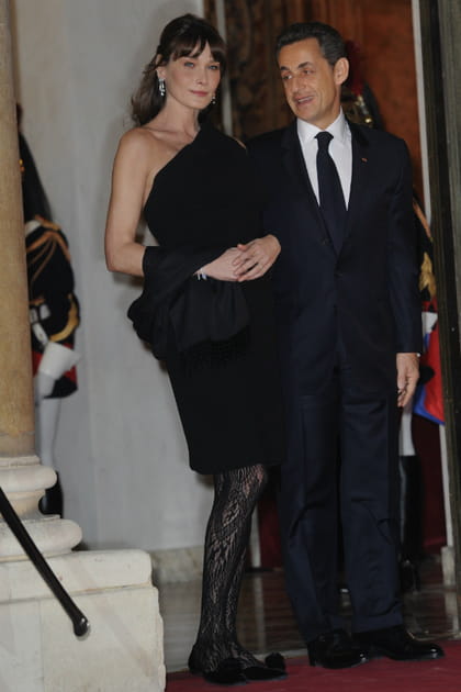 Carla Bruni​​​​​​​ en robe asym&eacute;trique et collants en dentelle