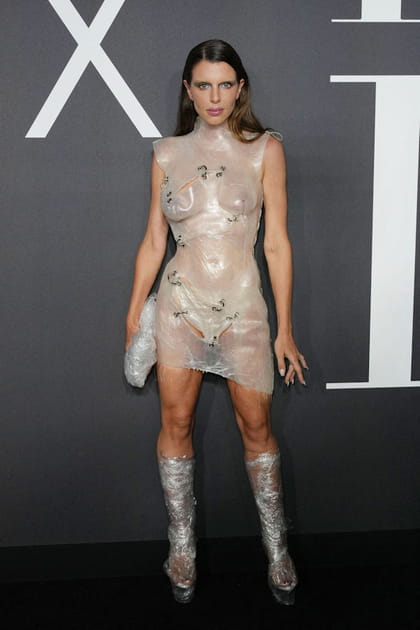 Julia Fox en robe courte transparente rigide métallisée Joanna Prażmo et bottes en cellophane