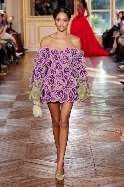 Robe &agrave; fleurs lilas aper&ccedil;ue sur le d&eacute;fil&eacute; Georges Hobeika
