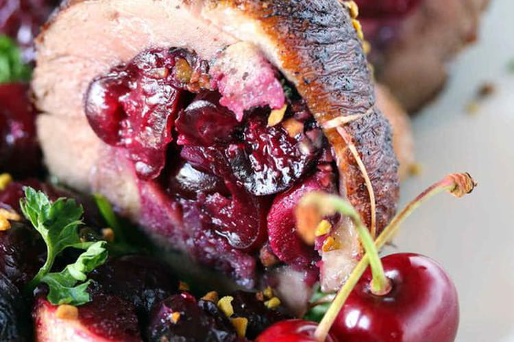 Recette de Rôti de magret de canard farci aux cerises