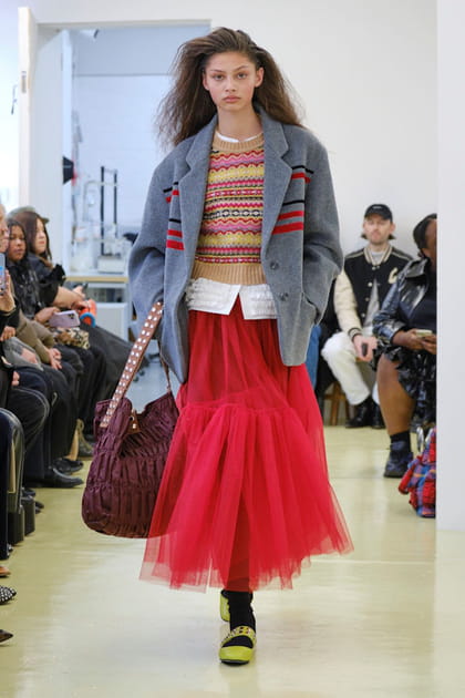 Pull tricot&eacute; multicolore et jupe longue en tulle aper&ccedil;us sur le d&eacute;fil&eacute; Molly Goddard