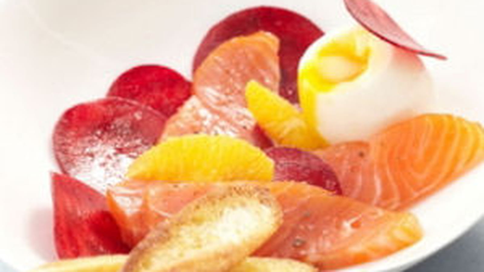 Cœur de saumon de Norvège fumé, œuf mollet et betteraves à l'orange