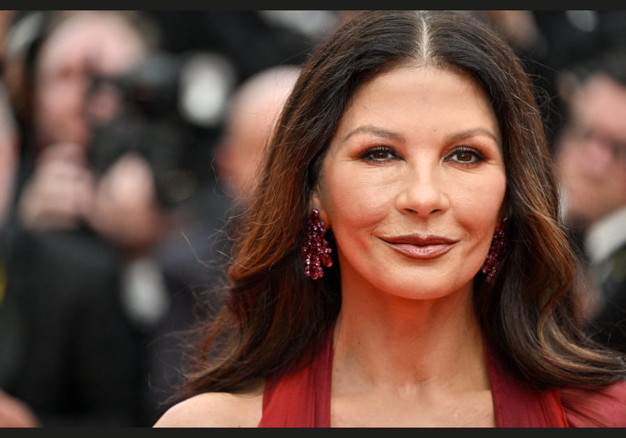 Catherine Zeta-Jones, intemporelle avec son smoky bordeaux