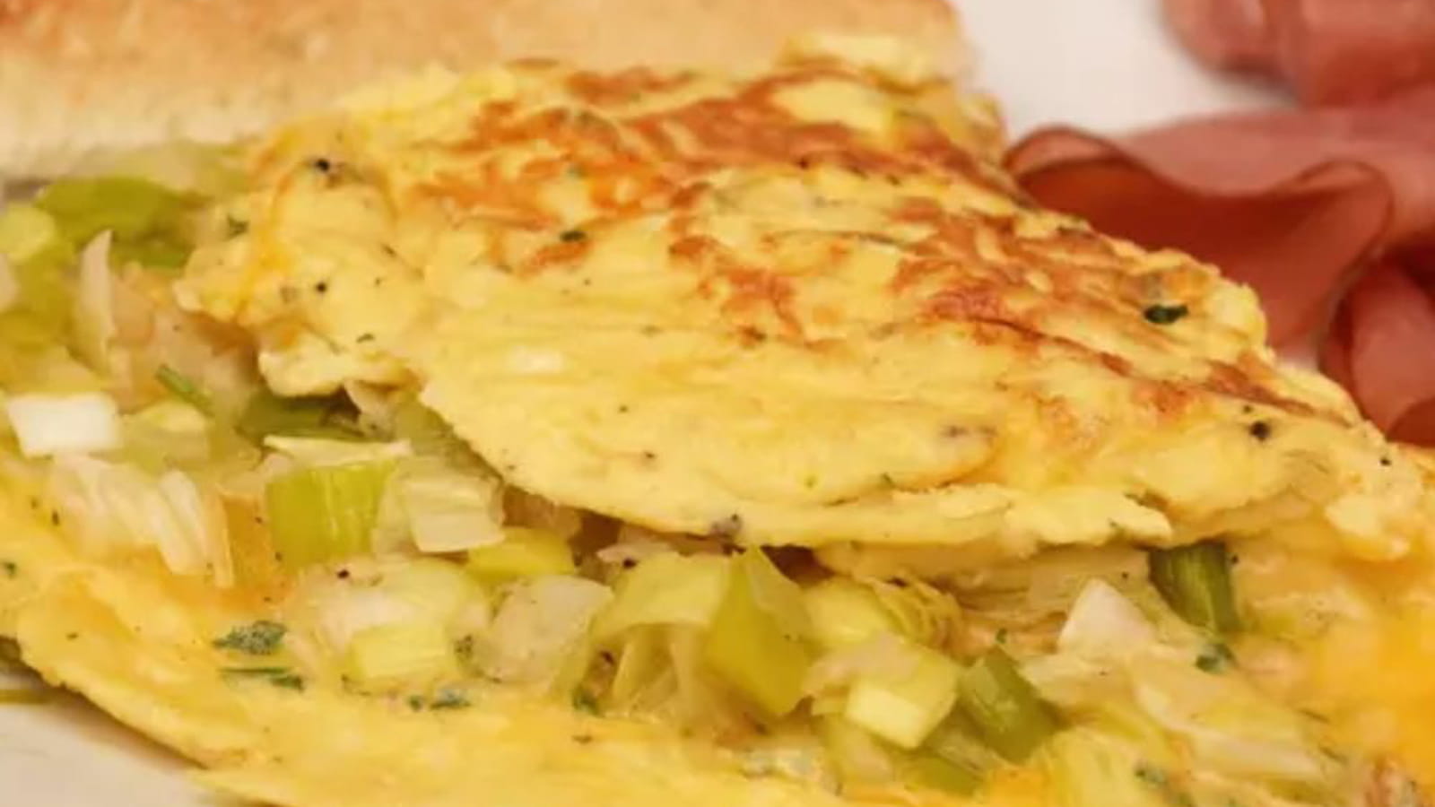 Omelette aux poireaux, échalotes, emmental et cheddar