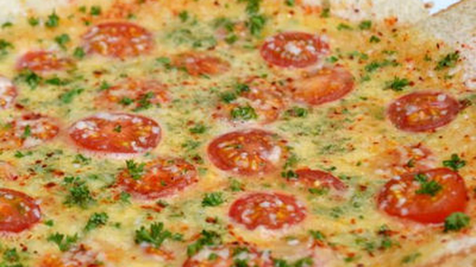 Omelette soleil aux tomates cerise, parmesan et piment d'Espelette