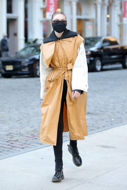 FLOP&nbsp;: Gigi Hadid en trench bicolore