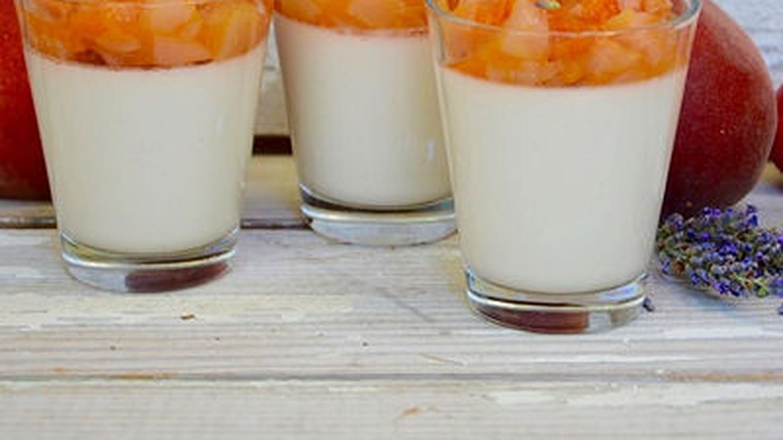 Panna cotta à l’amande, compotée de pêches-abricots à la lavande