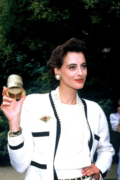 Inès de la Fressange en veste blanche à bordures contrastantes