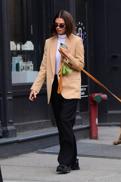 TOP : Emily Ratajkowski en blazer cool