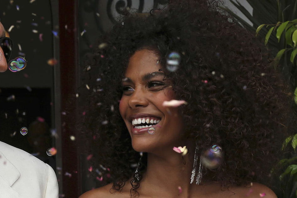 Tina Kunakey, ang&eacute;lique avec son blush bonbon