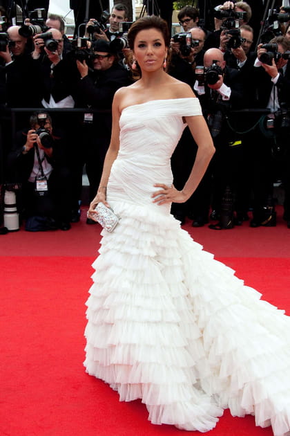 Eva Longoria en robe asym&eacute;trique blanche Emilio Pucci