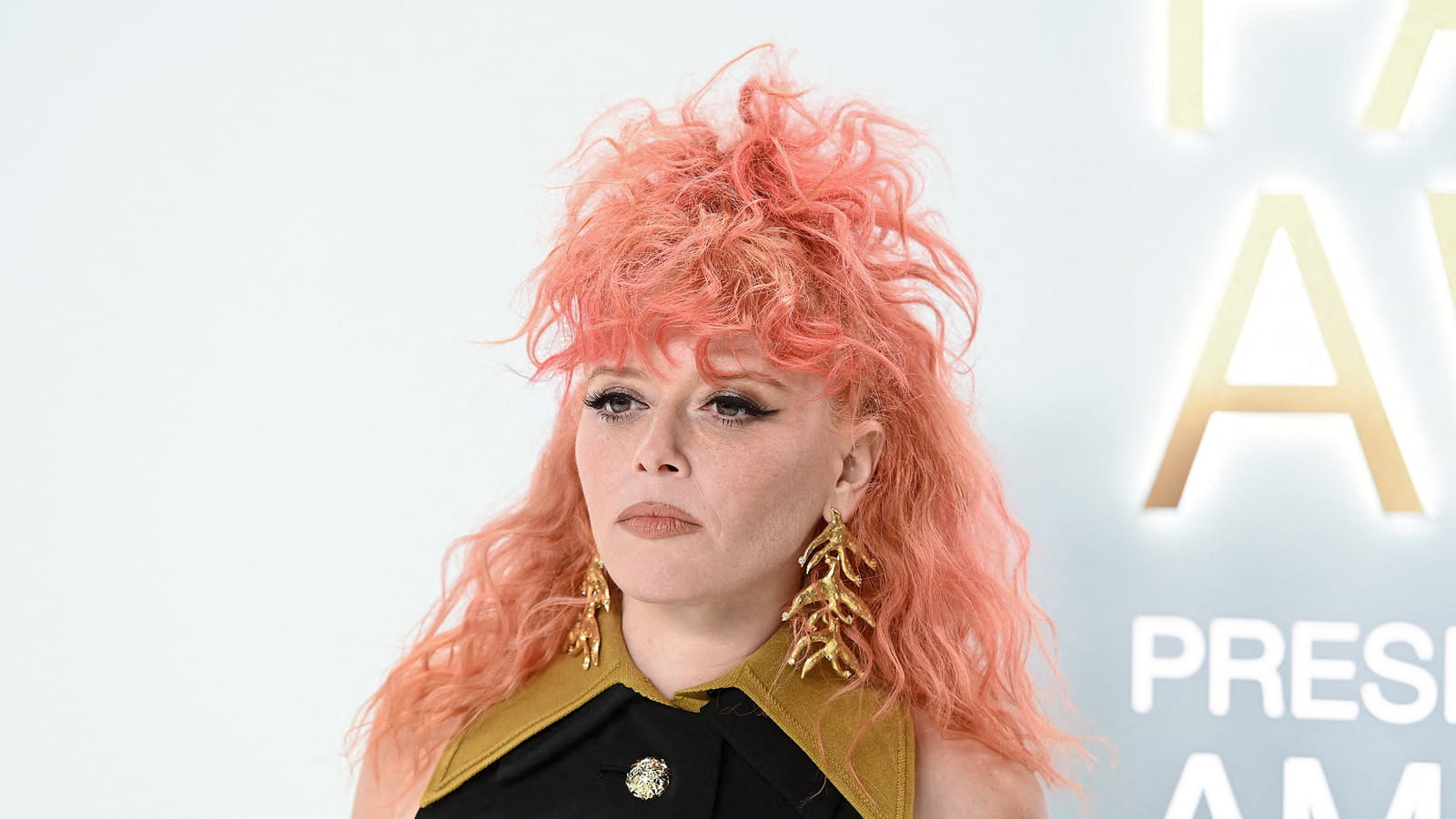 Natasha Lyonne et sa coloration pêche 
