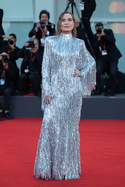 Isabelle Huppert en robe longue argentée métallique à franges et épaulettes