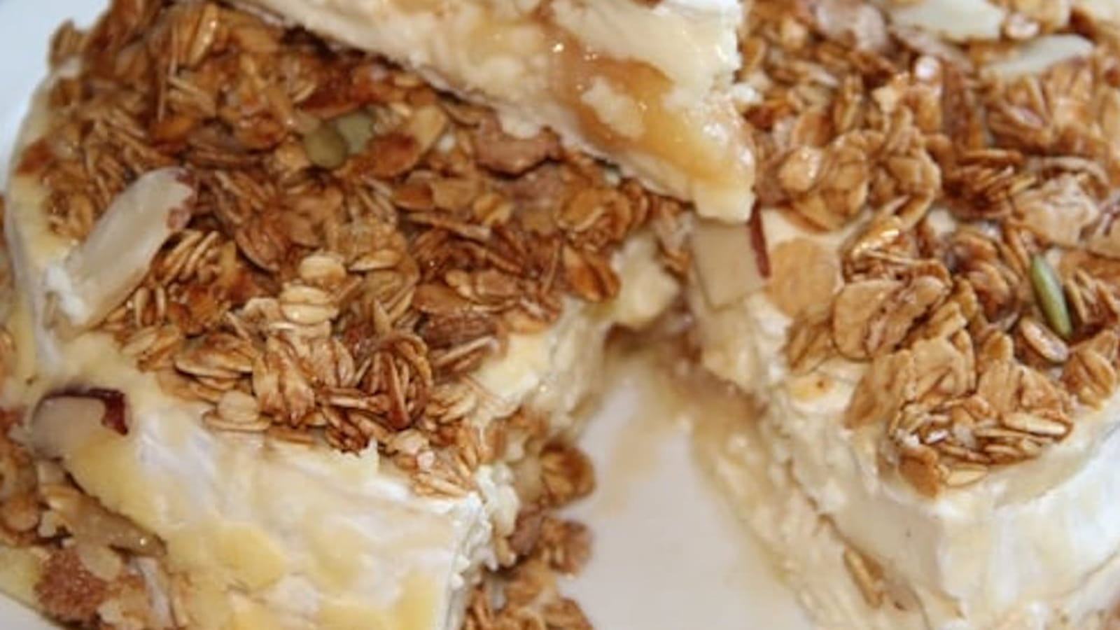 Brie de melun farci aux poires confites au miel, croûte de muesli