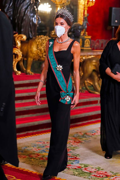 Letizia d'Espagne en robe fourreau longue noire et&nbsp;diad&egrave;me de perles et de diamants