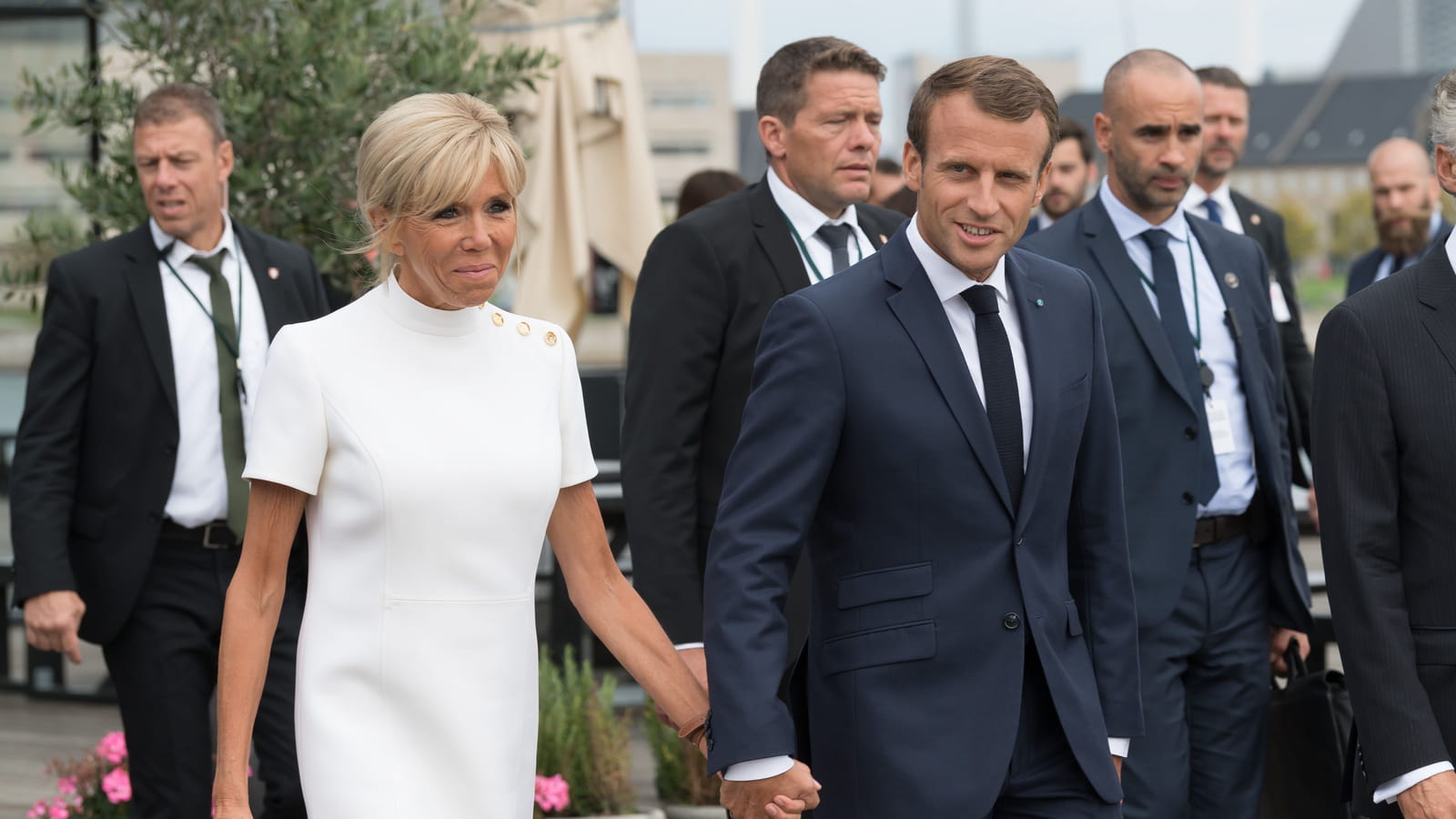 Brigitte et Emmanuel, main dans la main