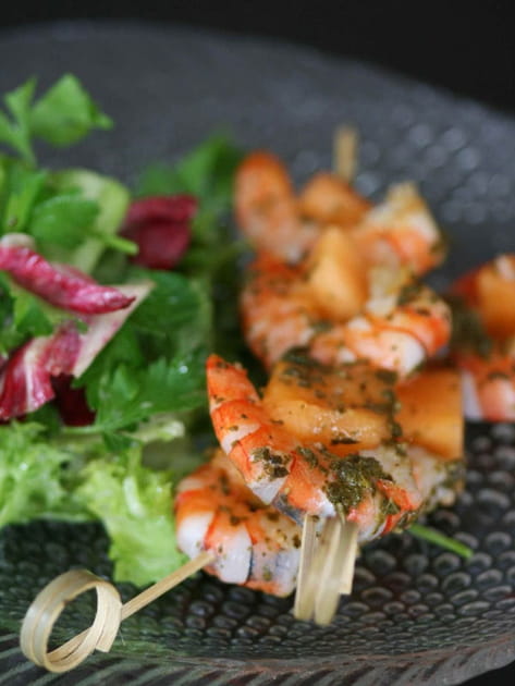 Brochettes de crevettes et melon au pesto