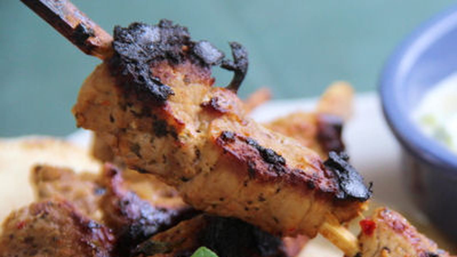 Brochettes de porc Souvlaki sauce tzatziki pommes de terre au citron