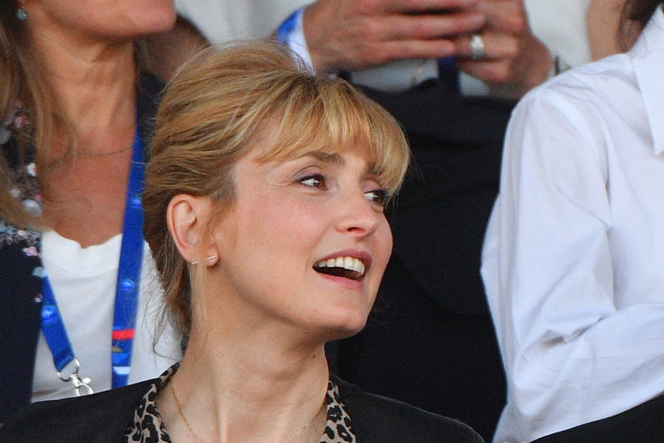 Julie Gayet, sophistiqu&eacute;e avec son chignon banane