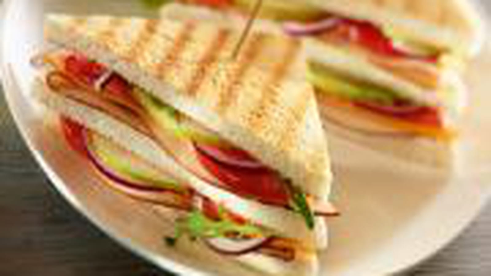 Club sandwich au poulet, tomates, salade et fromage frais