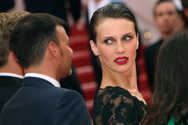 Marine Vacth essaie de tourner la tête à 180 degrés