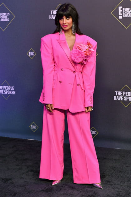 FLOP : Jameela Jamil en costume rose oversize