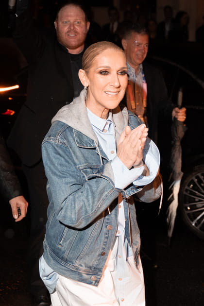 Céline Dion a été acclamée par la foule à son retour à l'hôtel après la cérémonie d'ouverture des JO
