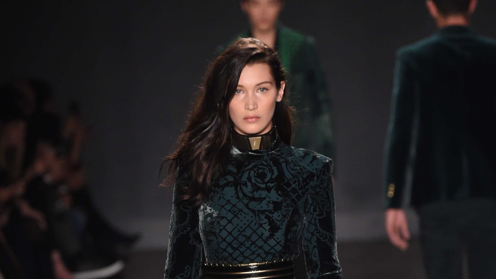 Bella Hadid au défilé H&M X Balmain