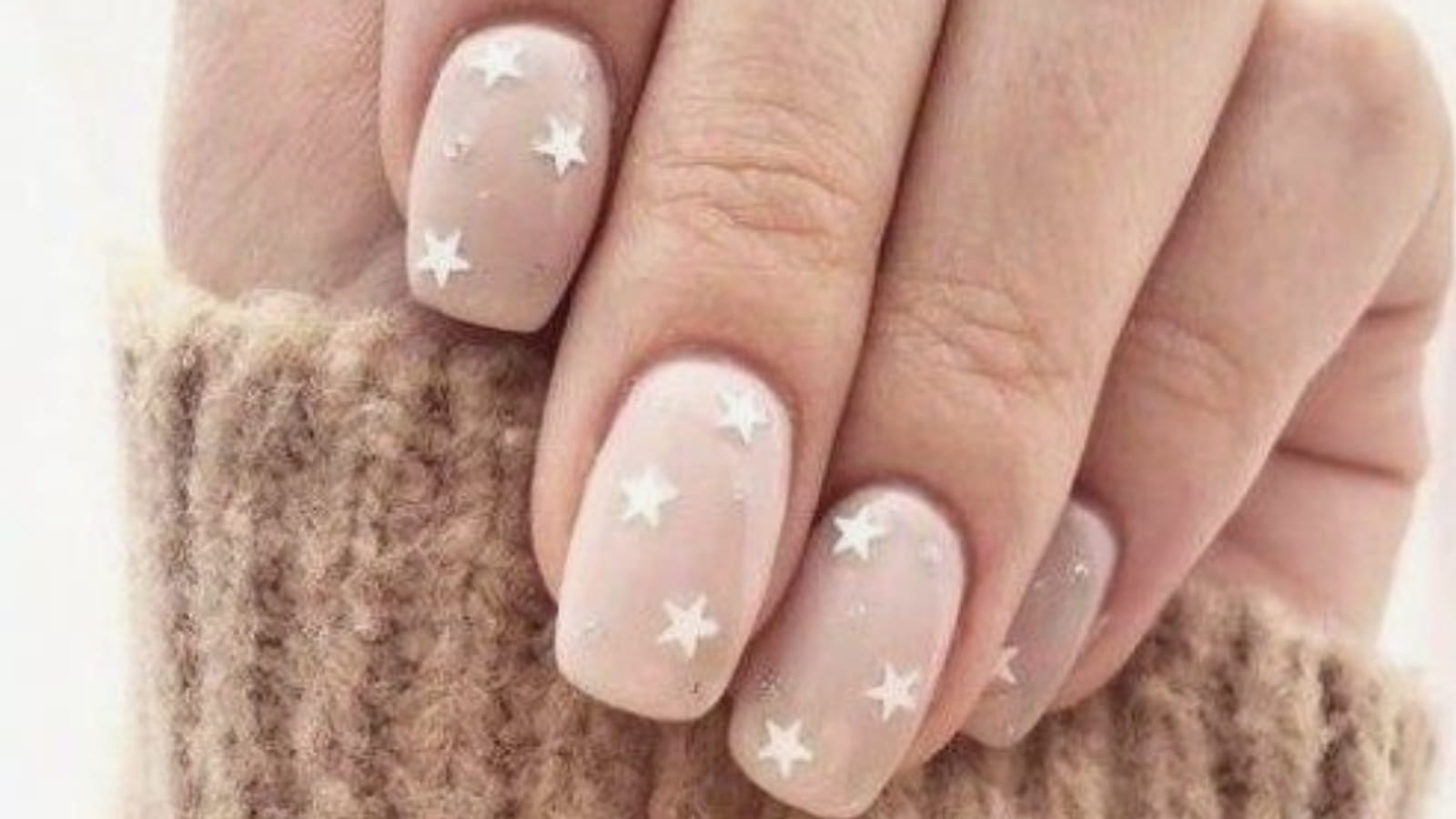 Des ongles avec des étoiles blanches