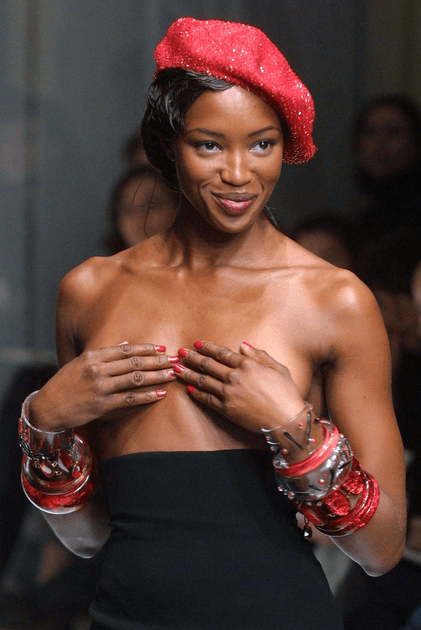 Naomi Campbell en topless et b&eacute;ret rose