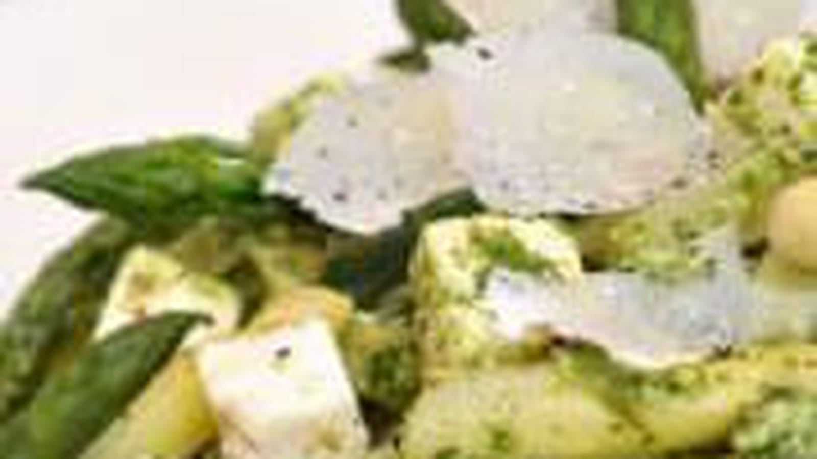 Tagliatelle aux asperges et à la feta, pesto de roquette et noix