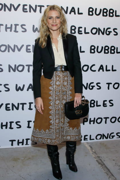 M&eacute;lanie Laurent en jupe mi-longue &agrave; motifs Celine et blazer court noir