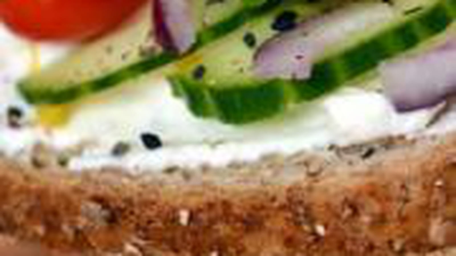 Bruschettas à la ricotta, concombre, tomate et oignon rouge