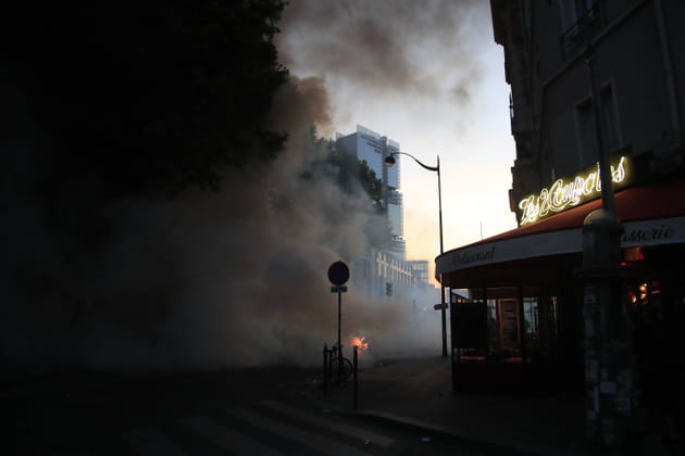 Les rues de Paris sous la fum&eacute;e, apr&egrave;s les incidents de fin de soir&eacute;e