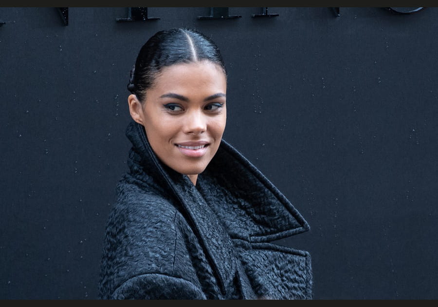 Raie au milieu et chignon tir&eacute; de Tina Kunakey